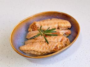 鸡翅同样腌制。