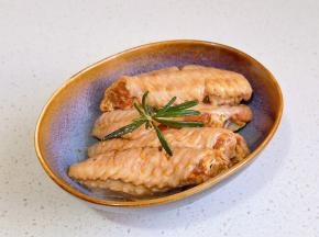 鸡翅同样腌制。