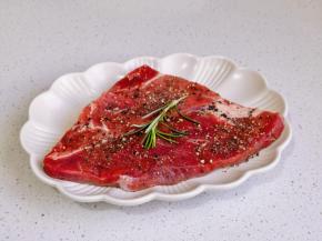 牛排擦干，撒黑胡椒和迷迭香颜值。