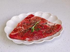 牛排擦干，撒黑胡椒和迷迭香颜值。