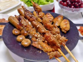 烤串撒上芝麻，辣椒粉，孜然粉。