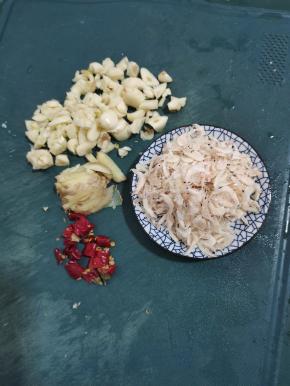 蒜瓣拍碎切成小丁，生姜切成丝，干辣椒切成段，一把虾皮备用！