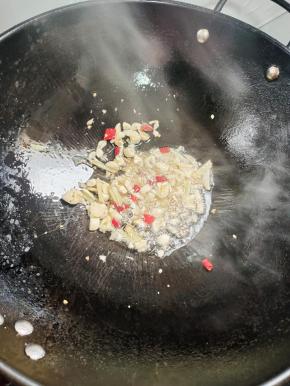 起锅烧油，放入姜蒜干辣椒爆香！