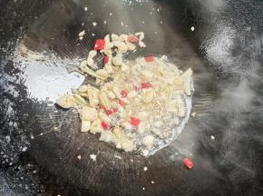 起锅烧油，放入姜蒜干辣椒爆香！