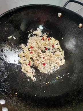 放入虾皮翻炒均匀！