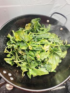 放入菠菜翻炒至菠菜变软！