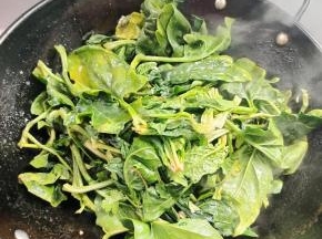 放入菠菜翻炒至菠菜变软！