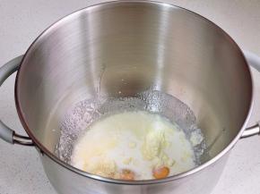 牛奶，鸡蛋，奶粉，盐与糖对角放。