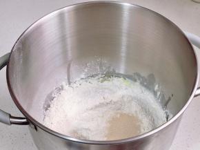 再倒入高粉，酵母粉，启动厨师机揉面。