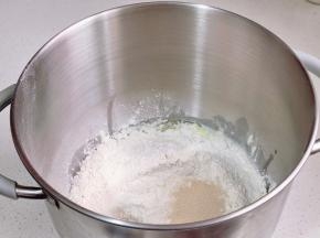 再倒入高粉，酵母粉，启动厨师机揉面。