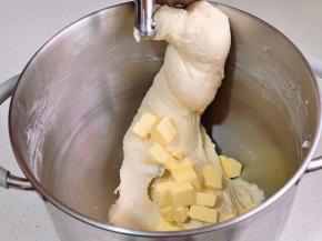 揉至粗膜加入软化的黄油。