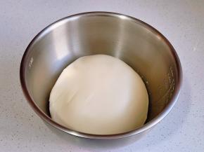 取出面团揉圆进行发酵。