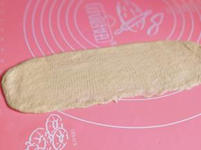 取一块面团擀长舌装卷起来。