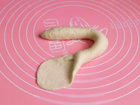 一端擀开将另一端包起来。