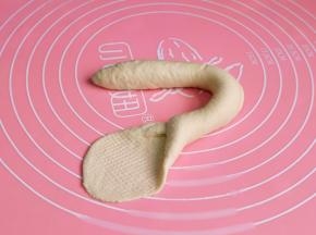 一端擀开将另一端包起来。