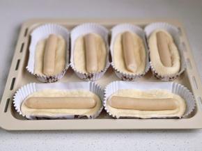 也可以直接擀长舌，放入纸托中，再摆入鸡肉肠，进行二次发酵。