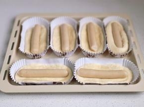 也可以直接擀长舌，放入纸托中，再摆入鸡肉肠，进行二次发酵。