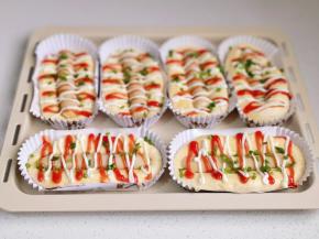 挤番茄酱，沙拉酱，撒葱花。