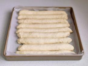 依次做好摆入烤盘中进行二次发酵。