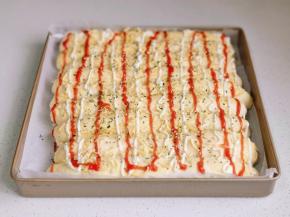 发酵至原来1.5倍大，撒上马苏里拉芝士，挤上沙拉酱，番茄酱，撒欧芹碎。