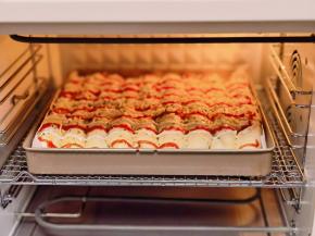 入预热好的烤箱中层。