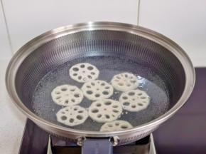 莲藕切片煮熟捞出。