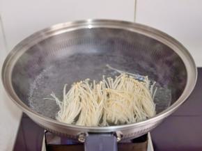 金针菇焯水。