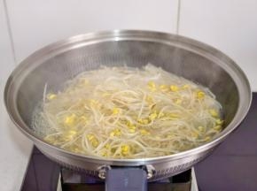 豆芽焯水。