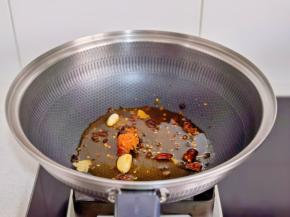 起油锅加入火锅料炒香。