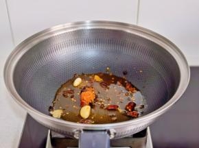 起油锅加入火锅料炒香。