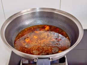 倒入热水烧开煮5分钟。