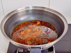 倒入热水烧开煮5分钟。