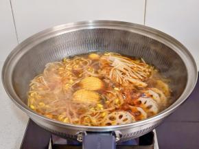 下去配菜煮2分钟捞出装盘。