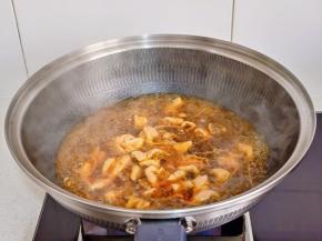 肥肠煮2分钟捞出。