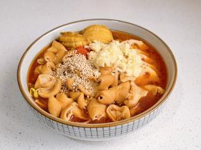 倒入汤，加芝麻，辣椒粉，蒜末。