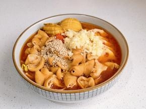 倒入汤，加芝麻，辣椒粉，蒜末。