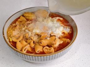 淋上热油激发香味。