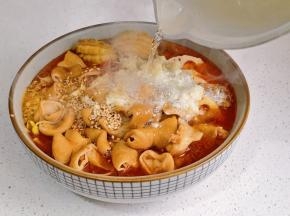 淋上热油激发香味。