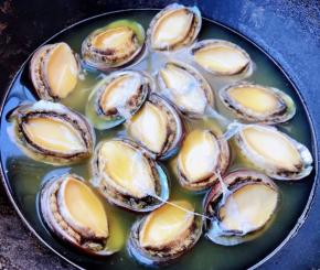 处理好的鲍鱼放入锅中，添加适量清水，放入少许盐大火煮三分钟锅开不要打开锅盖焖2-3分钟，这样鲍鱼口感更佳