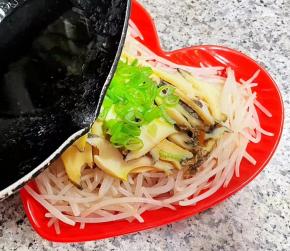  锅中倒入适量油放入少许花椒加热，油开取出花椒，将热油淋在香葱上。