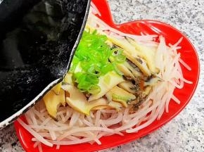  锅中倒入适量油放入少许花椒加热，油开取出花椒，将热油淋在香葱上。