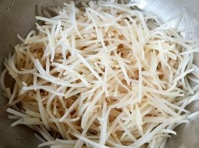 焯好水的银针立即放入冷水中过凉，再沥干水份备用。