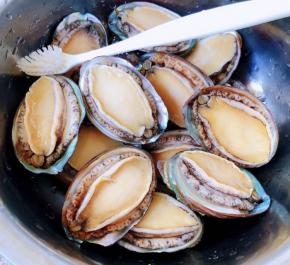 在海边买到刚刚打捞上来的鲜活鲍鱼，回来用小软刷轻轻的将每个鲍鱼刷洗干净，沥干水份备用。