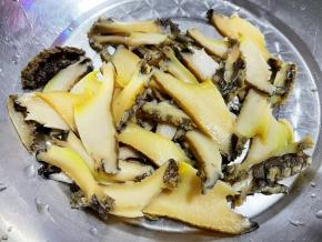 鲍鱼取出肉肉去掉内脏和杂质洗净，切成均匀的片状。
