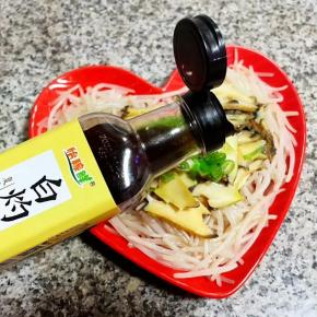  淋上白灼汁调味均匀即可