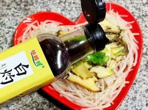  淋上白灼汁调味均匀即可