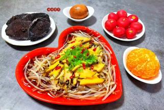 鲍鱼不要总传统的煮着吃，经常换换做法改善口味，也是生活中的一大乐趣。