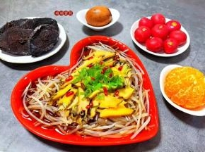 鲍鱼不要总传统的煮着吃，经常换换做法改善口味，也是生活中的一大乐趣。