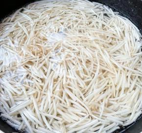 锅中烧开水放入一点点油和盐，再放入银针焯水至断生。