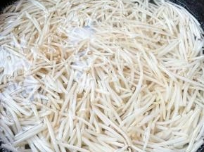 锅中烧开水放入一点点油和盐，再放入银针焯水至断生。